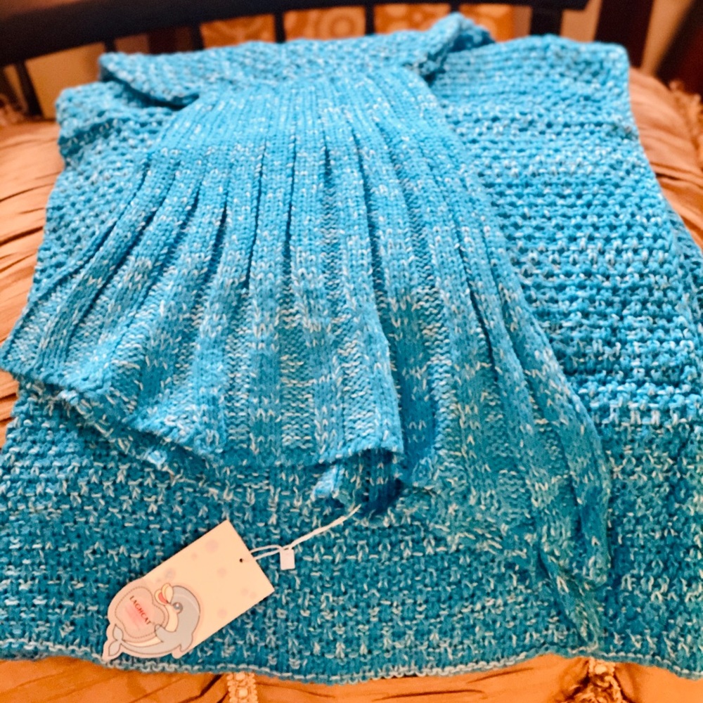 Mermaid Tail Blanket - Picture 2 of 3